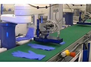 3 - Linea di confezionamento guanti in lattice alimentata dalla testata sottovuoto Octopus personalizzata Vuototecnica