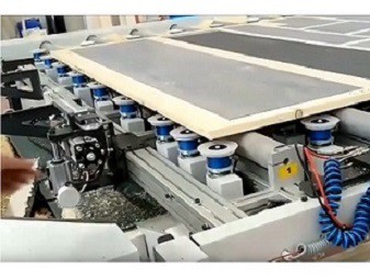 5 - Centro di lavoro CNC dotato di ventose speciali Vuototecnica da incasso con valvola a sfera